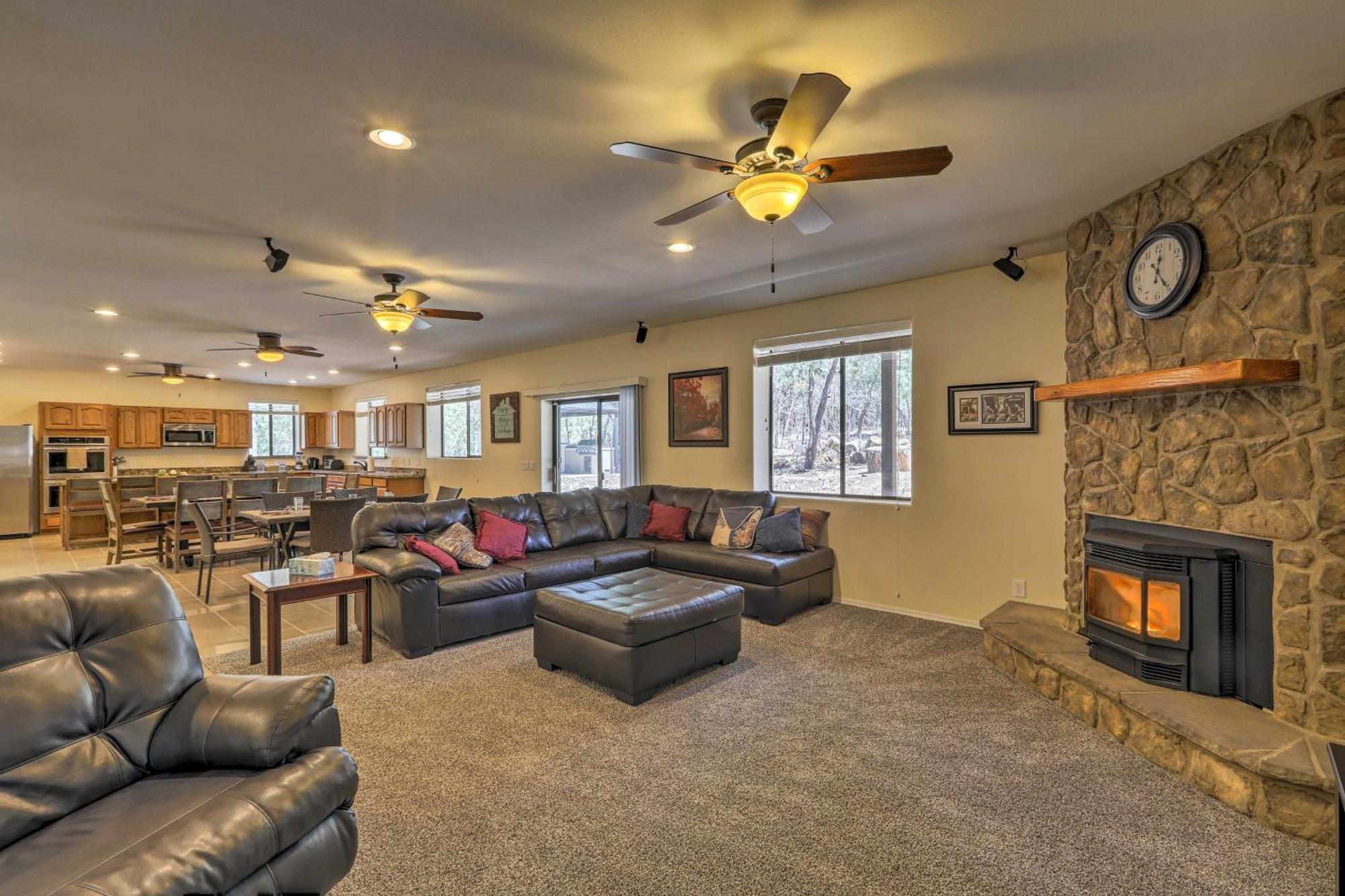 Spacious Pinetop-Lakeside Home With Hot Tub And Grill! Екстер'єр фото